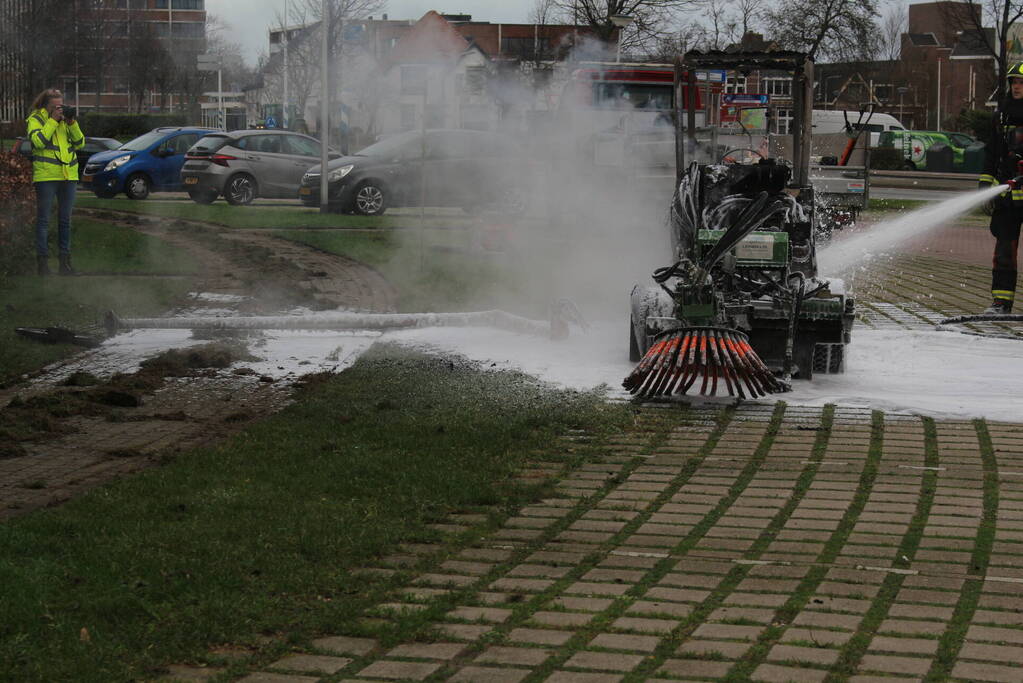 Veegmachine verwoest door uitslaande brand