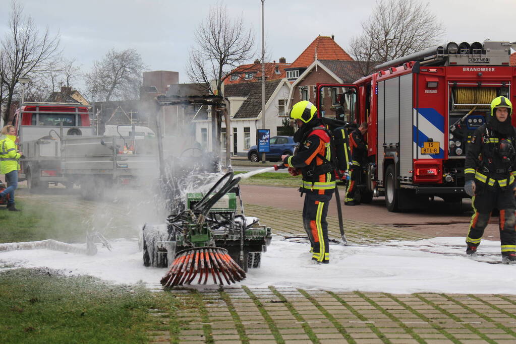 Veegmachine verwoest door uitslaande brand
