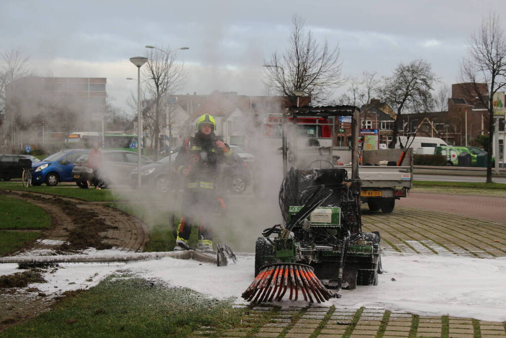 Veegmachine verwoest door uitslaande brand