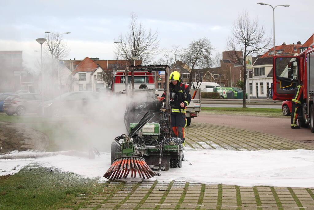 Veegmachine verwoest door uitslaande brand