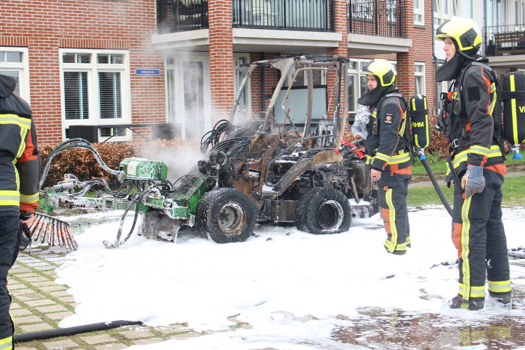 Veegmachine verwoest door uitslaande brand
