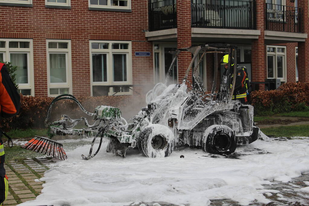Veegmachine verwoest door uitslaande brand