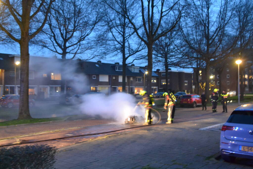 Scooter brandt volledig uit in woonwijk