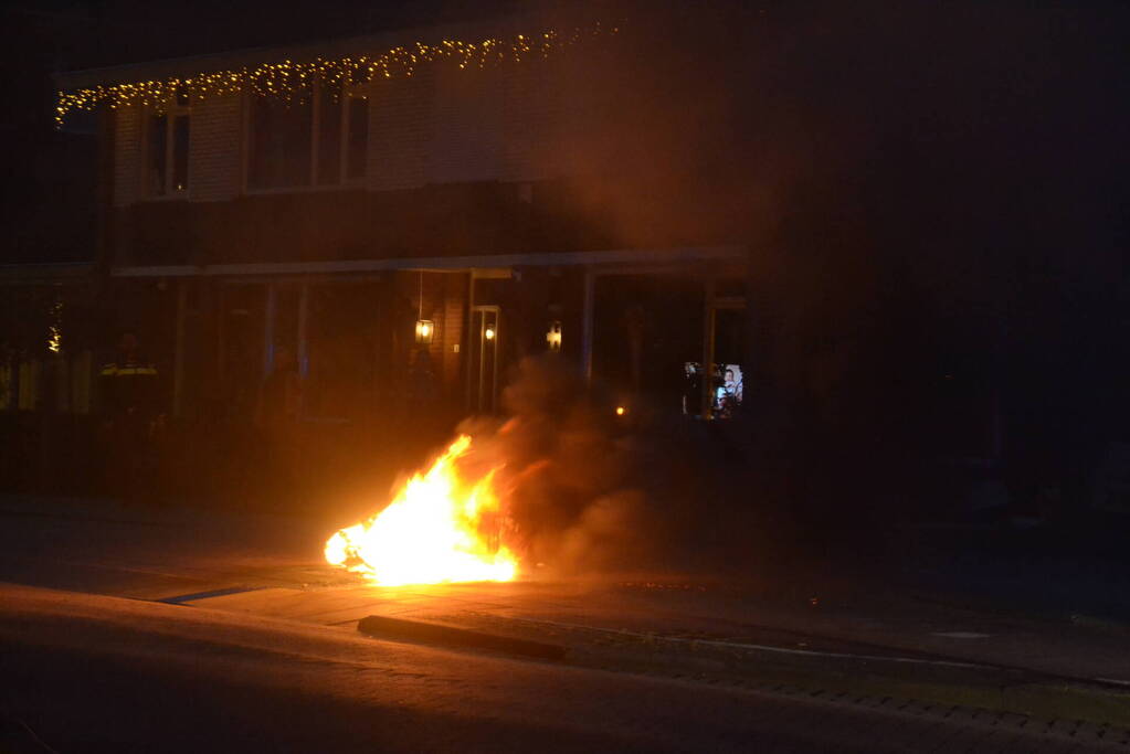 Scooter brandt volledig uit in woonwijk