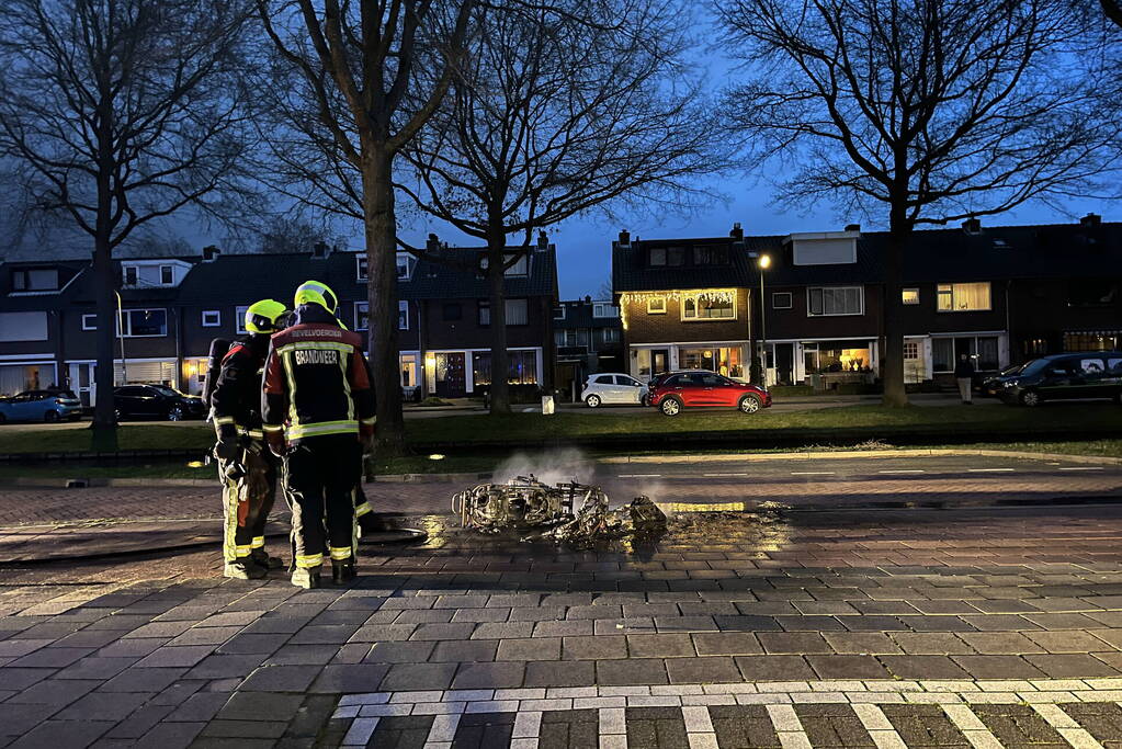 Scooter brandt volledig uit in woonwijk