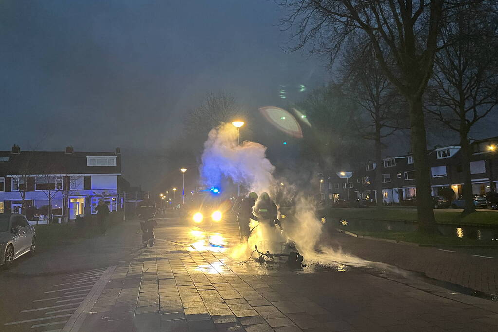 Scooter brandt volledig uit in woonwijk