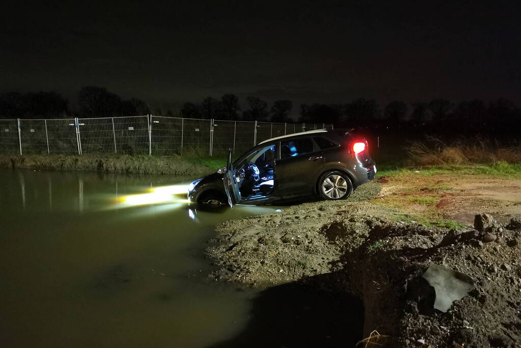 Auto belandt in weiland vol water door navigatie