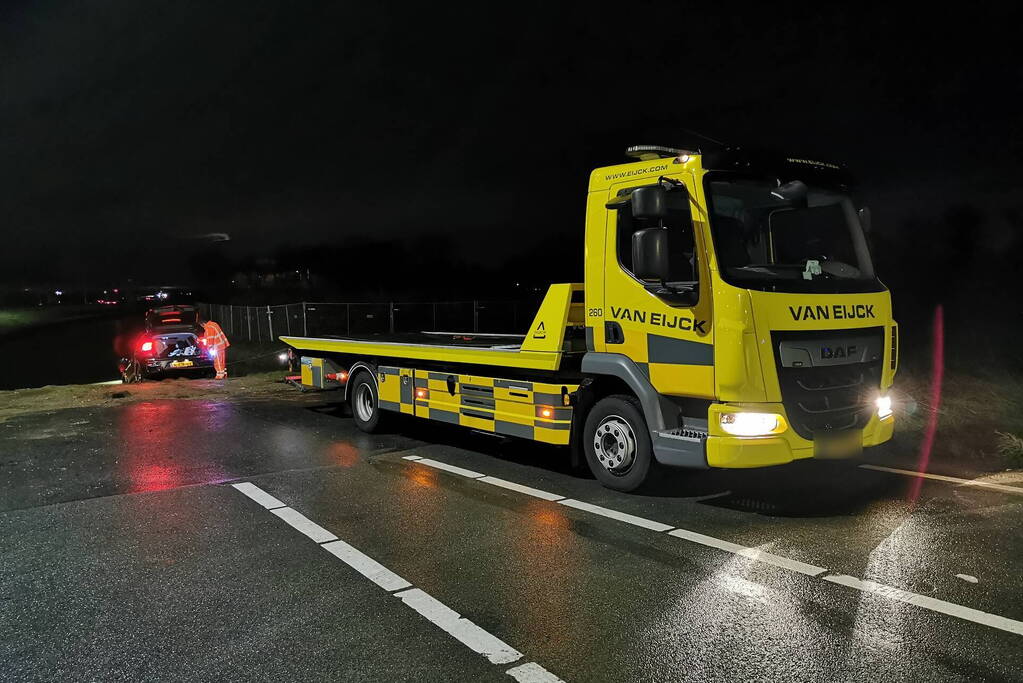 Auto belandt in weiland vol water door navigatie