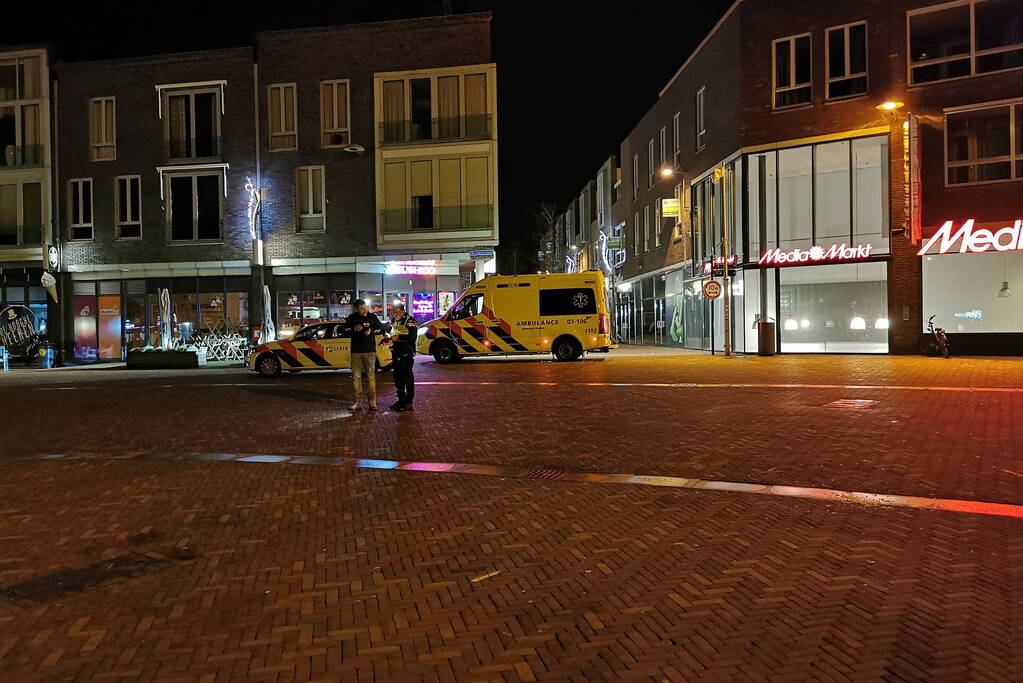 Voetganger aangereden door auto, automobilist rijdt door