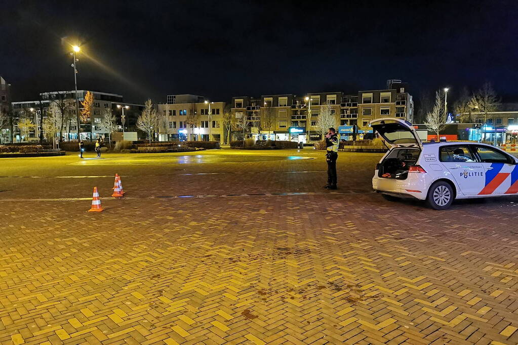Voetganger aangereden door auto, automobilist rijdt door