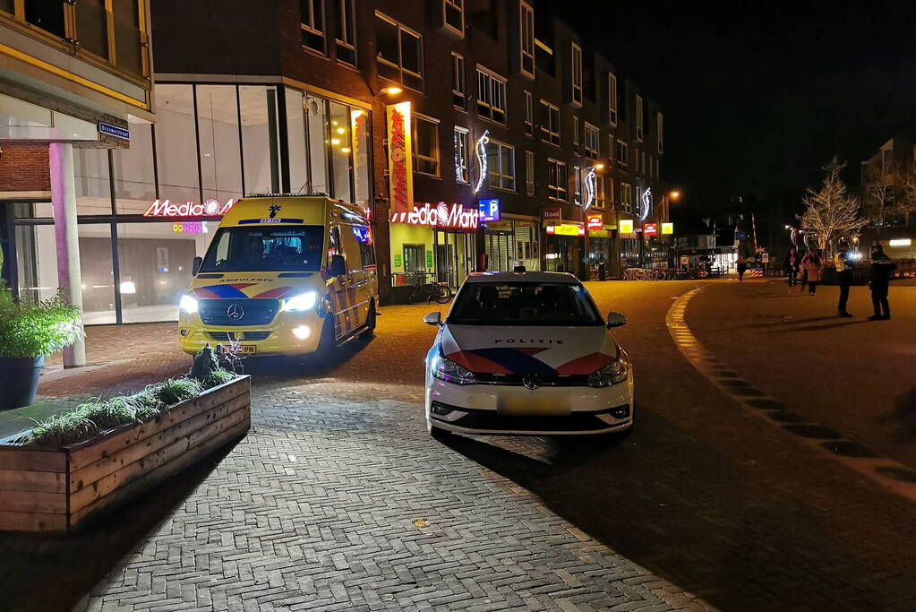 Voetganger aangereden door auto, automobilist rijdt door