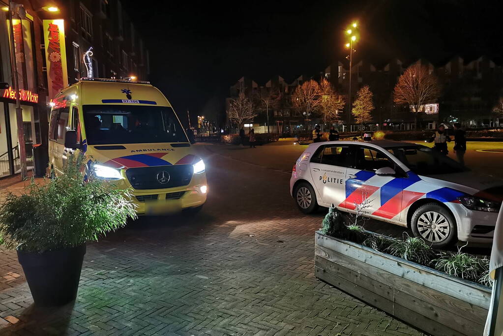 Voetganger aangereden door auto, automobilist rijdt door