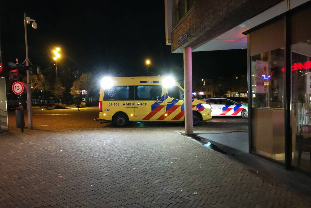 Voetganger aangereden door auto, automobilist rijdt door