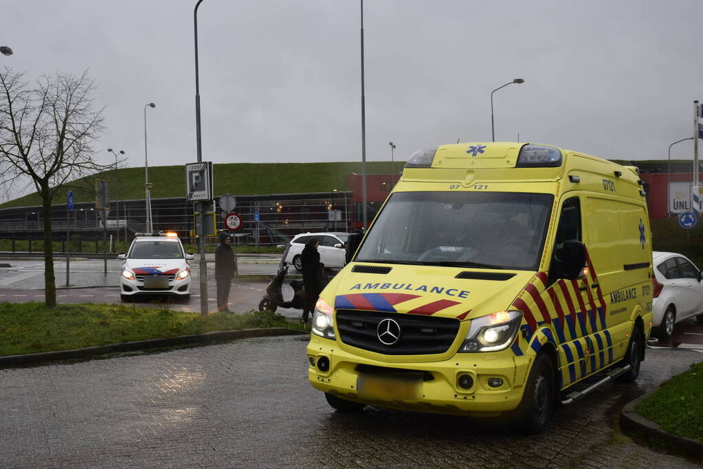 Scooterrijder gewond bij botsing met auto