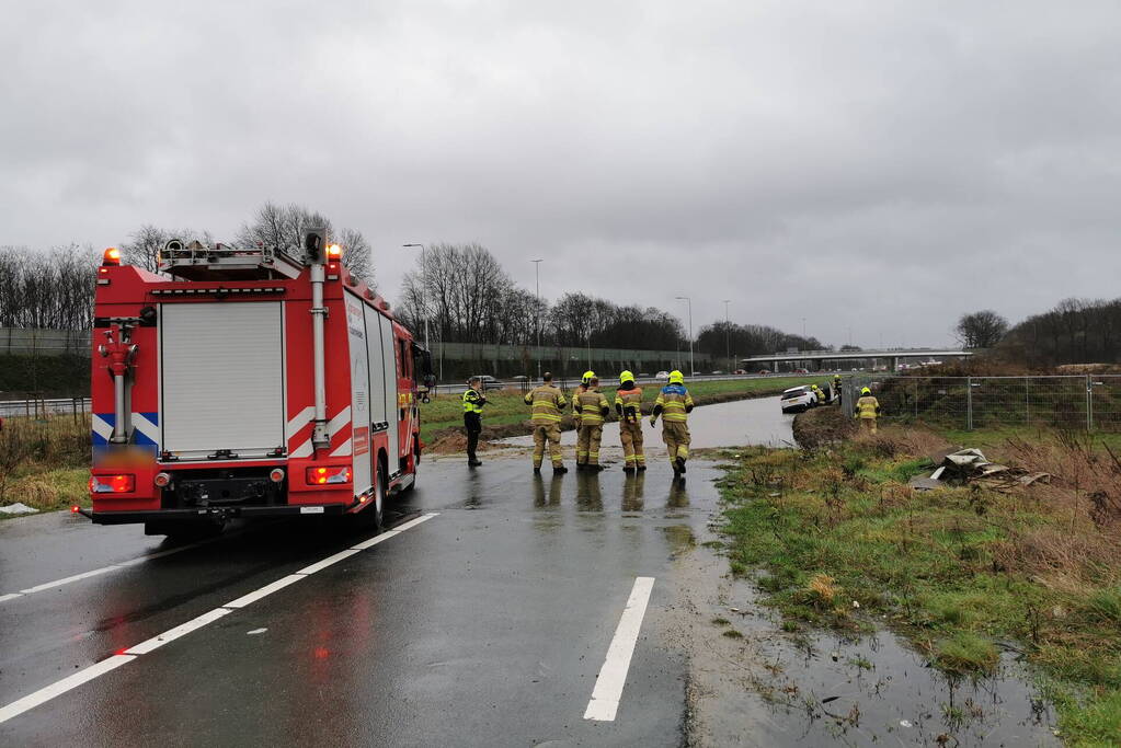 Opnieuw belandt auto in zeiknat weiland door navigatie