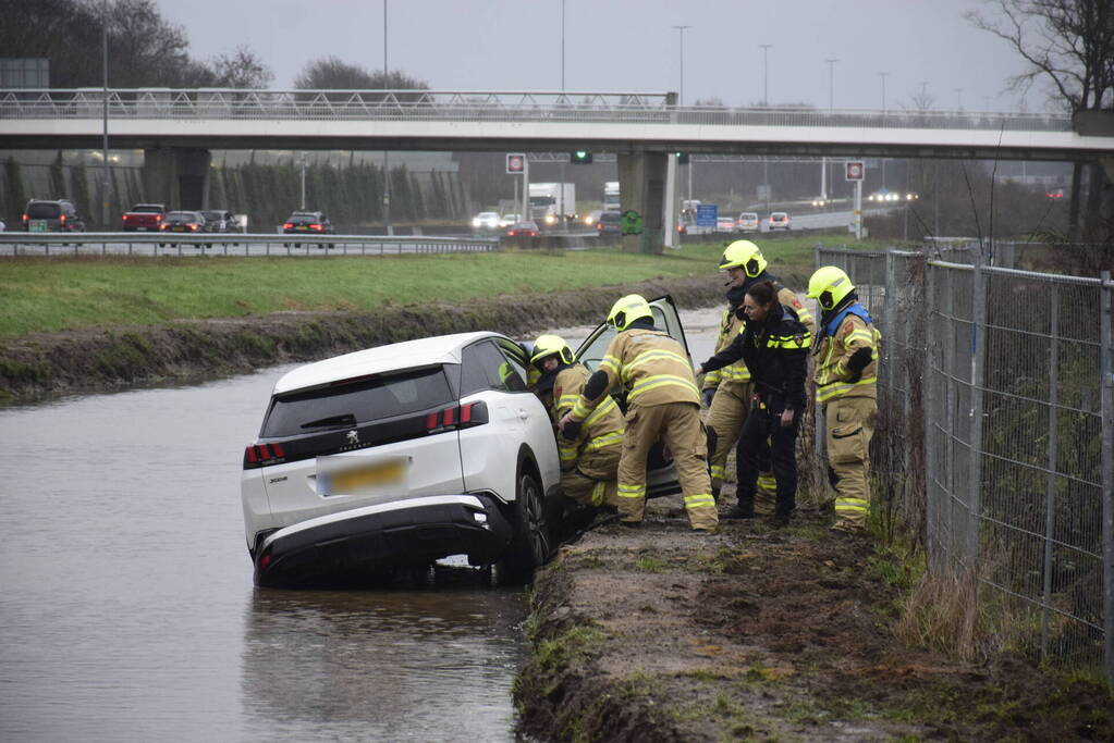 Opnieuw belandt auto in zeiknat weiland door navigatie