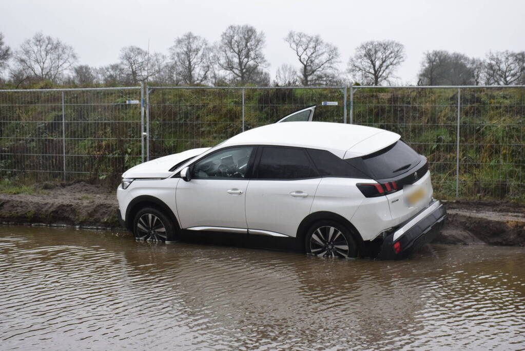 Opnieuw belandt auto in zeiknat weiland door navigatie