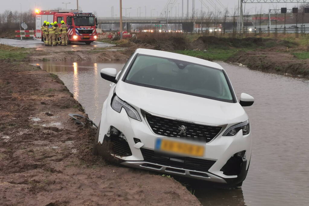Opnieuw belandt auto in zeiknat weiland door navigatie