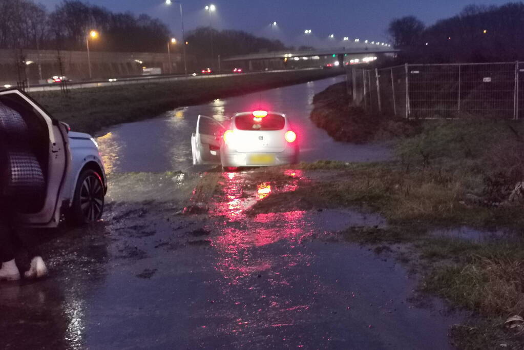 Tweede auto in uur tijd op zeiknat weiland