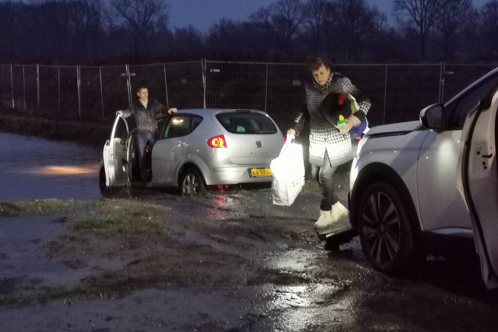 Tweede auto in uur tijd op zeiknat weiland