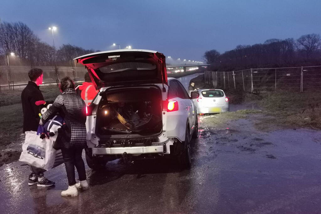 Tweede auto in uur tijd op zeiknat weiland