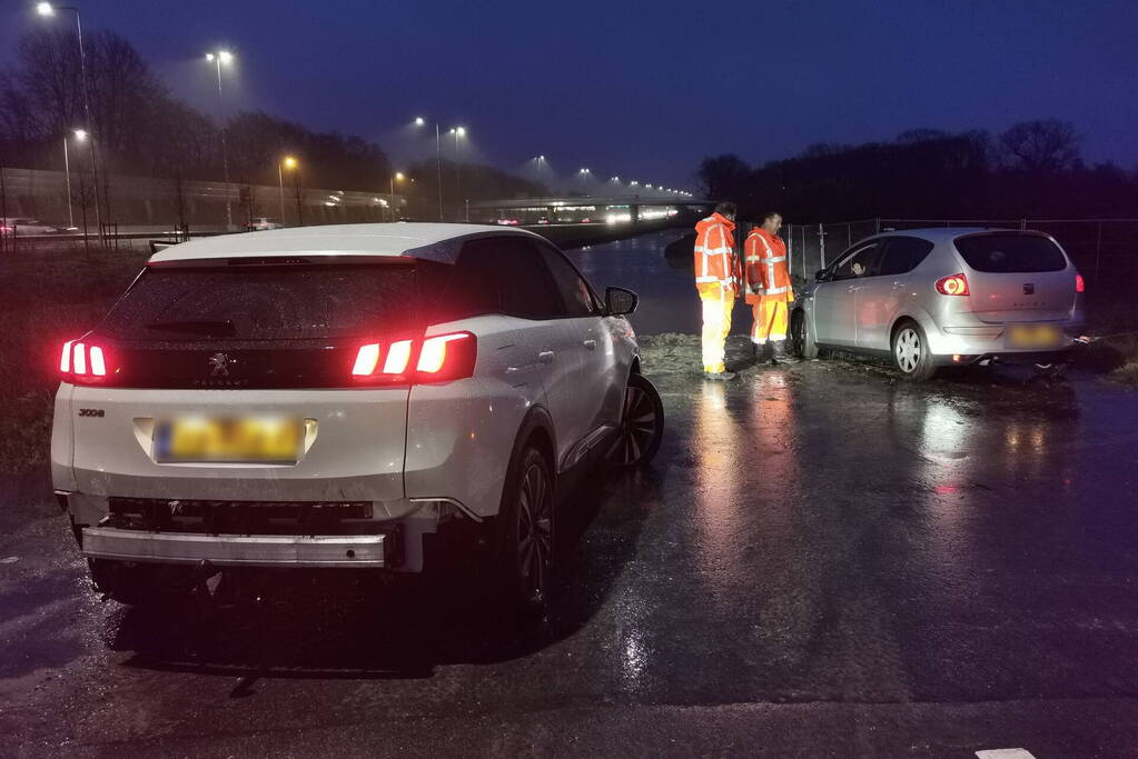 Tweede auto in uur tijd op zeiknat weiland