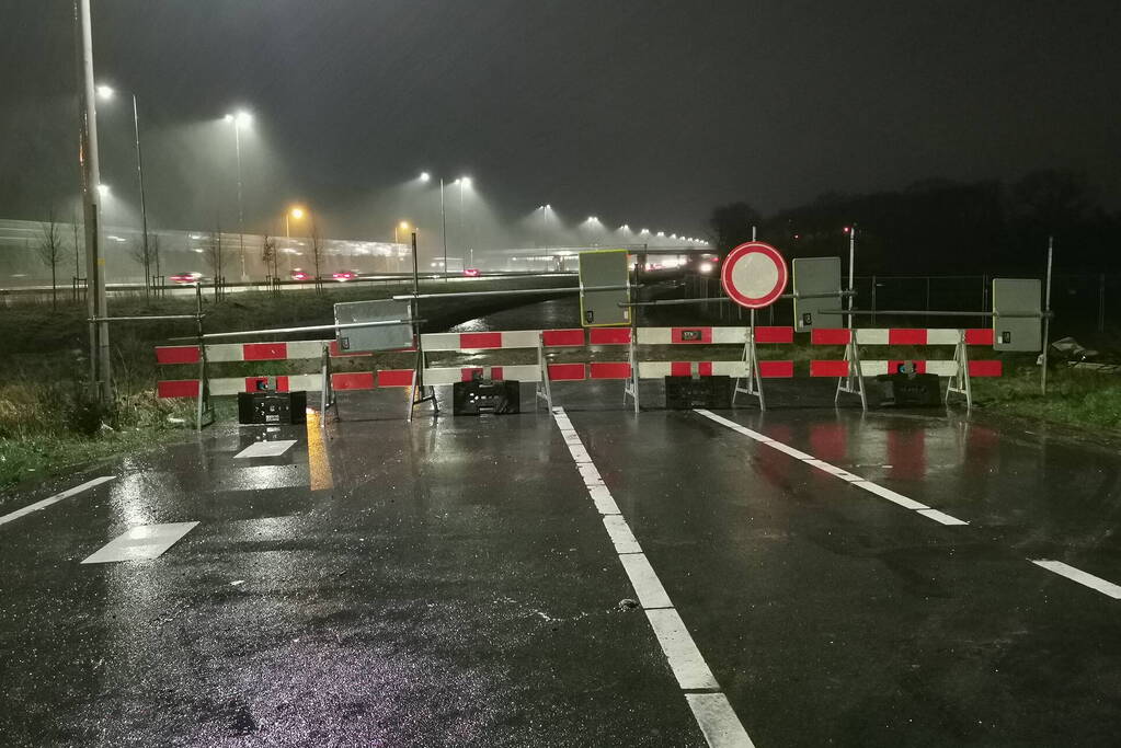 Tweede auto in uur tijd op zeiknat weiland