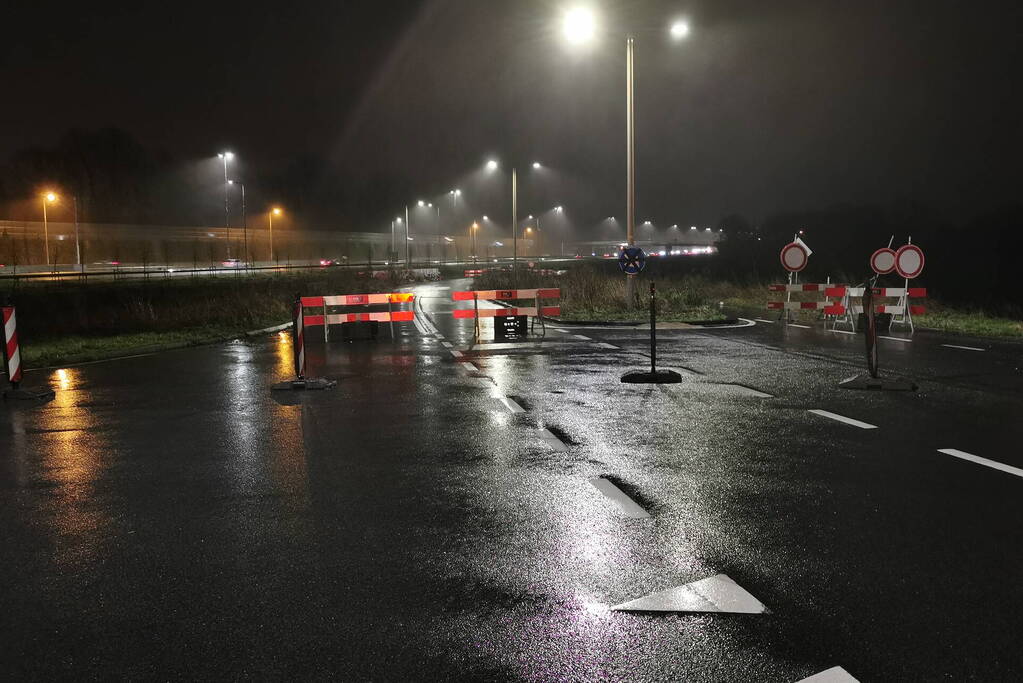 Tweede auto in uur tijd op zeiknat weiland