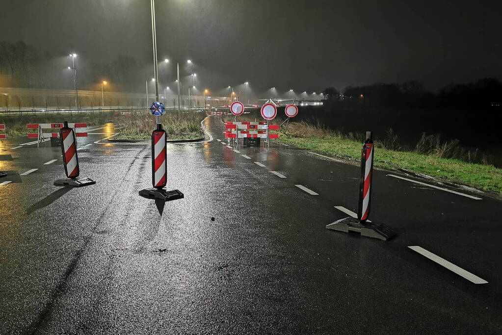 Tweede auto in uur tijd op zeiknat weiland