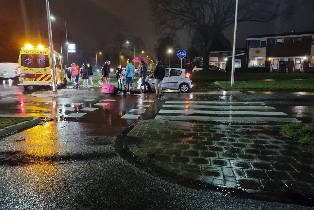 Fietser gaat onderuit en komt onder auto