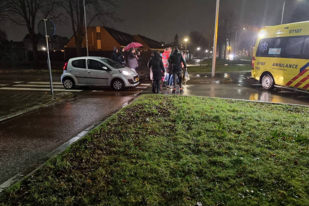 Fietser gaat onderuit en komt onder auto