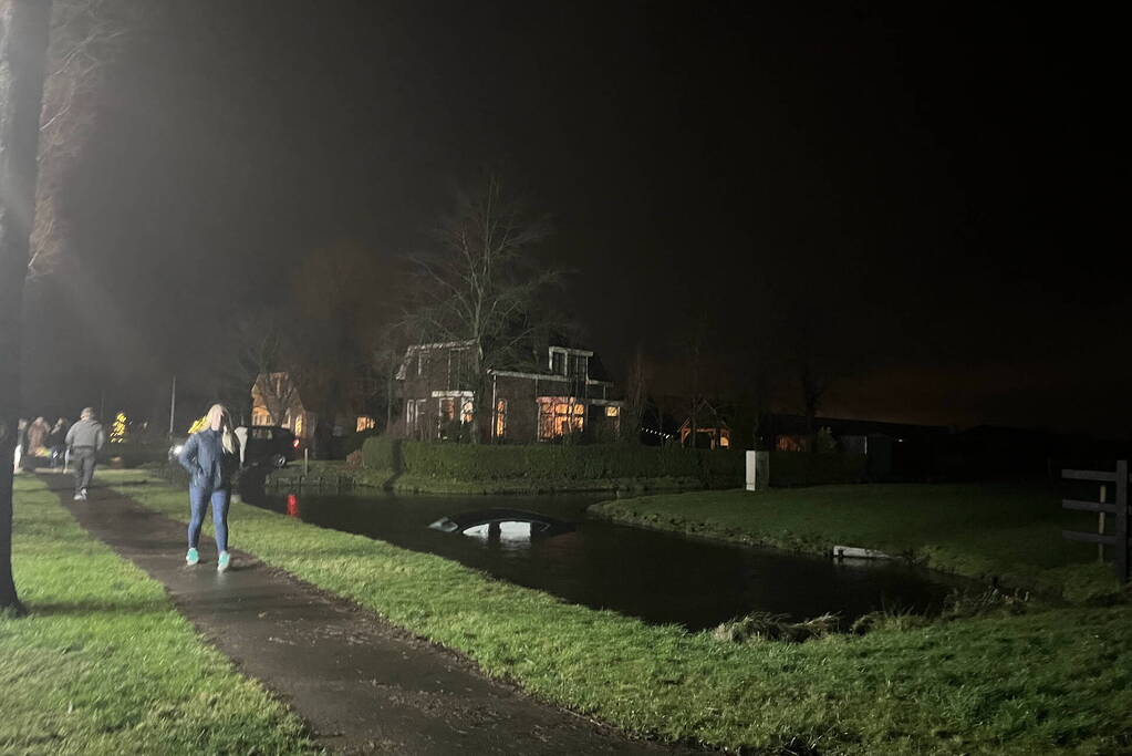 Bestelbus breekt doormidden bij ernstig ongeval