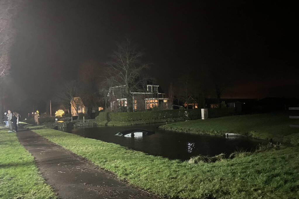 Bestelbus breekt doormidden bij ernstig ongeval