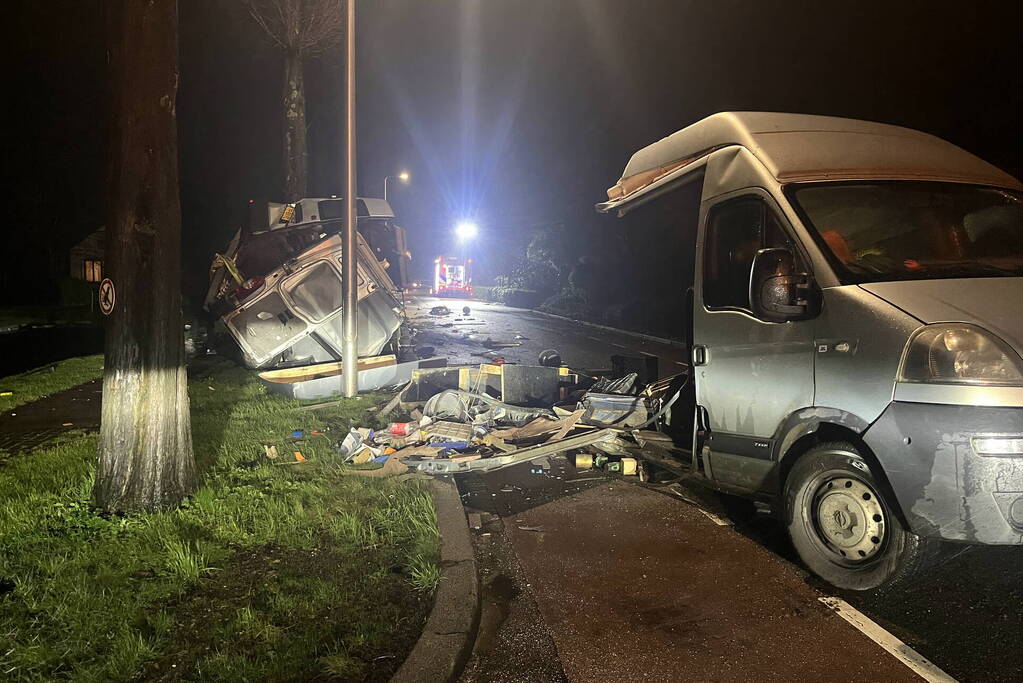 Bestelbus breekt doormidden bij ernstig ongeval