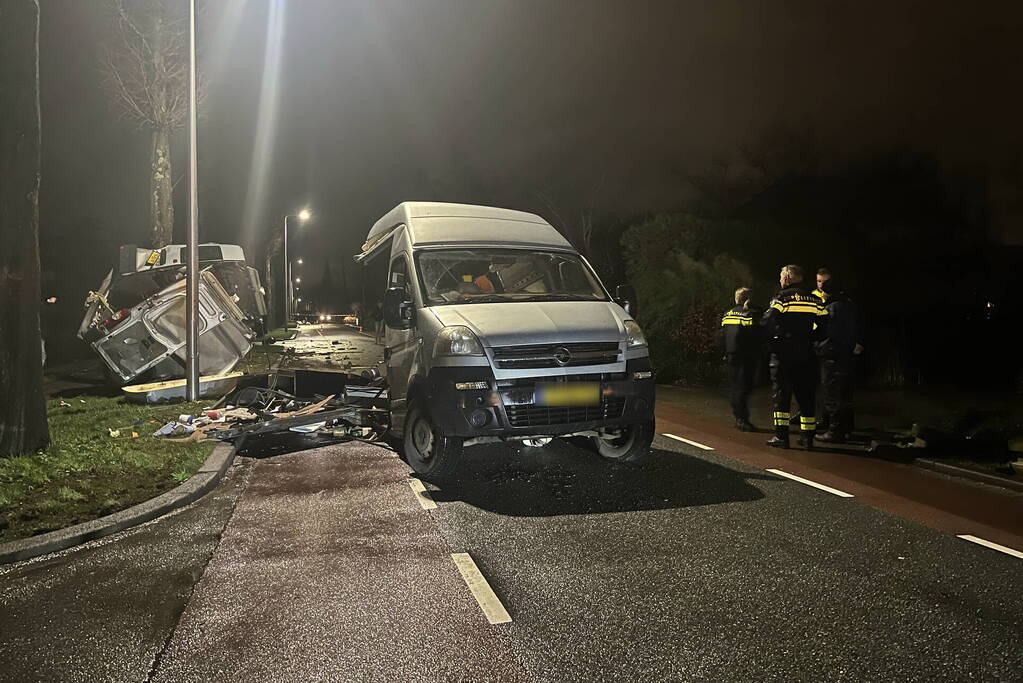 Bestelbus breekt doormidden bij ernstig ongeval