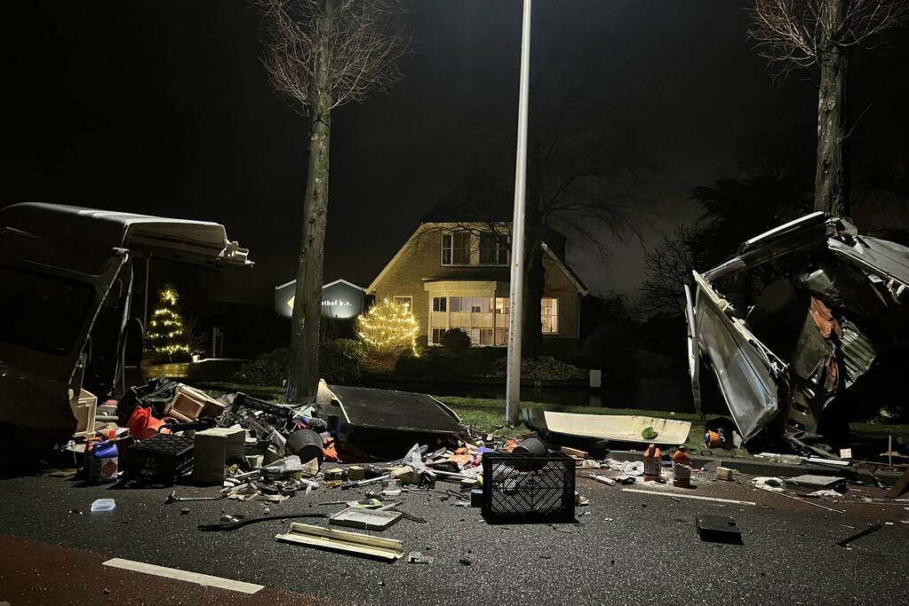 Bestelbus breekt doormidden bij ernstig ongeval