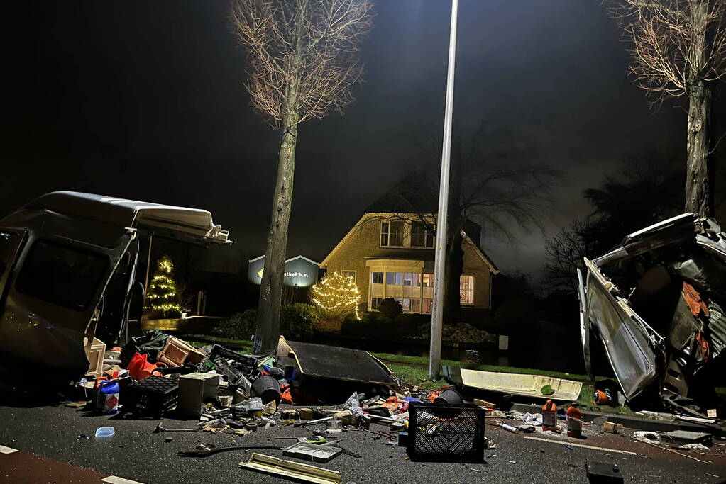 Bestelbus breekt doormidden bij ernstig ongeval