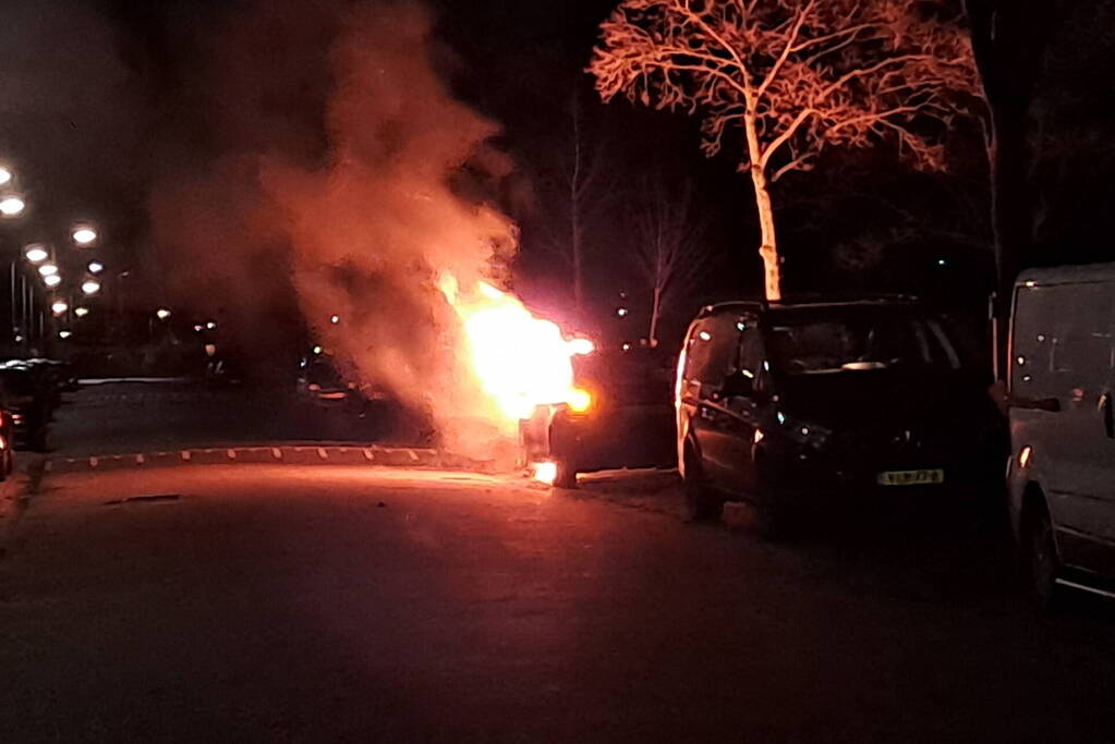Auto gaat in vlammen op