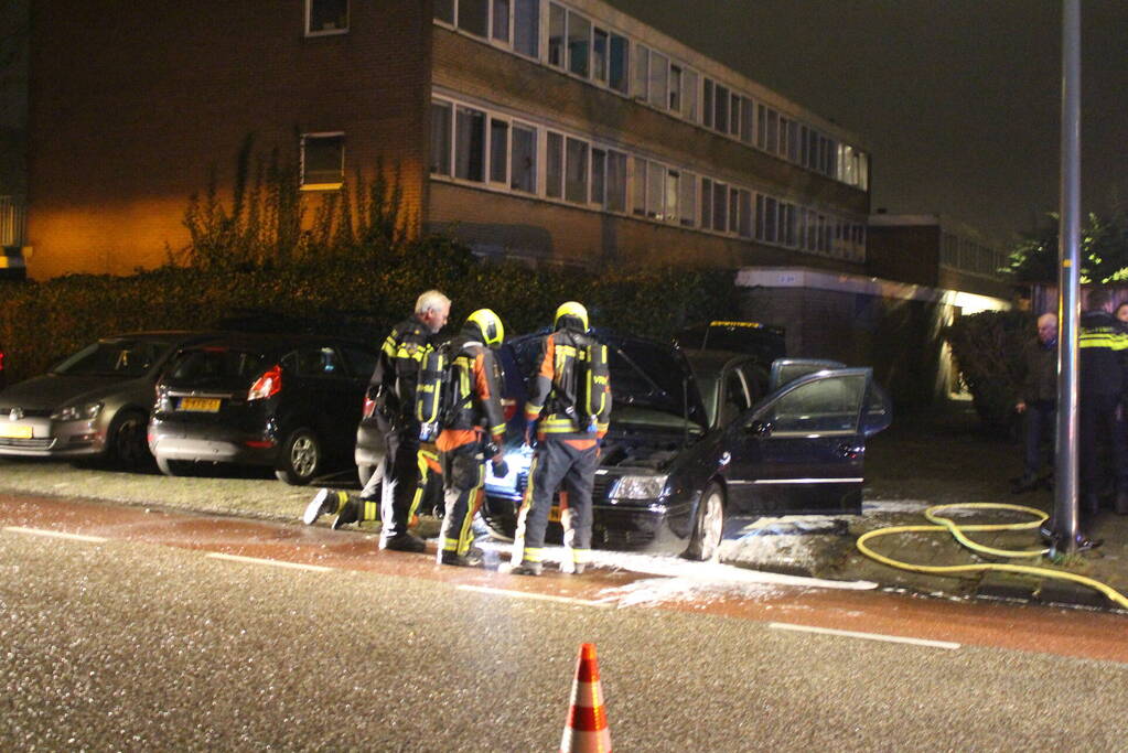 Brand onder motorkap van auto
