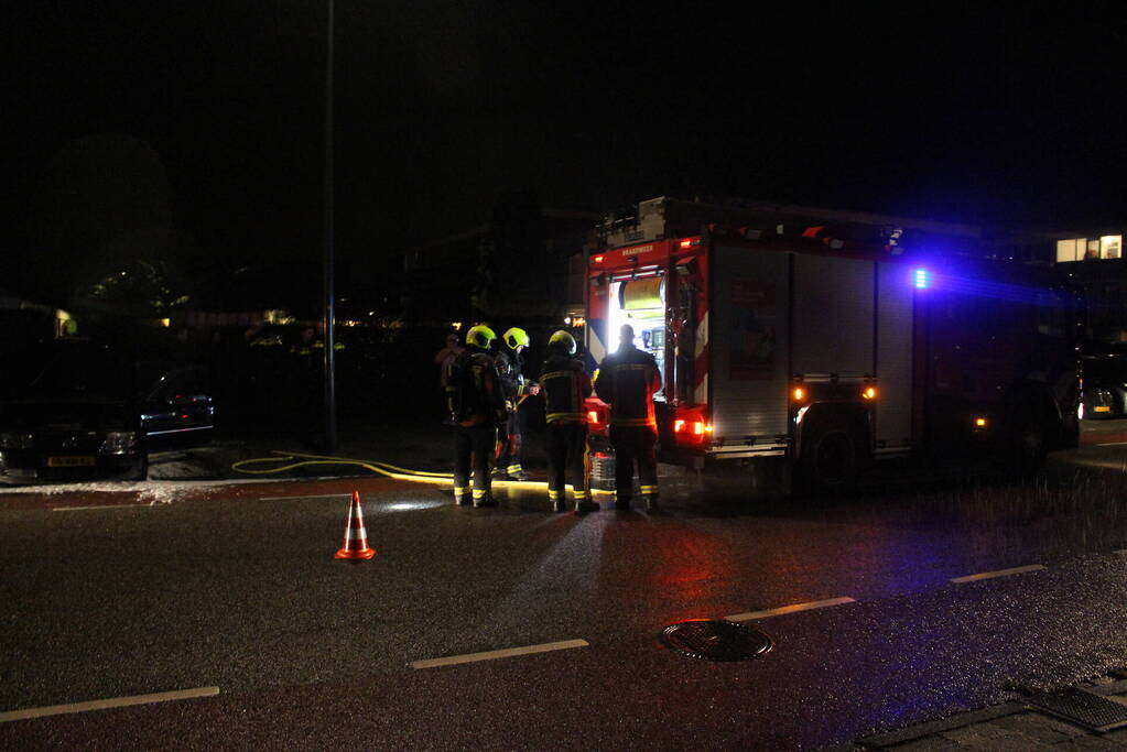 Brand onder motorkap van auto