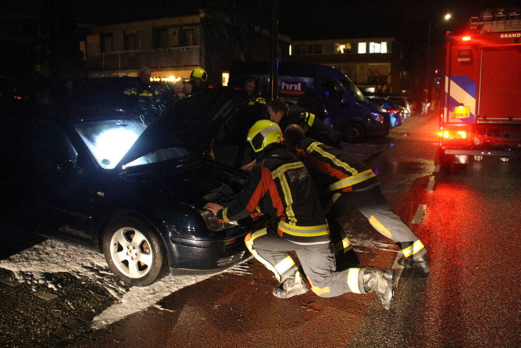 Brand onder motorkap van auto