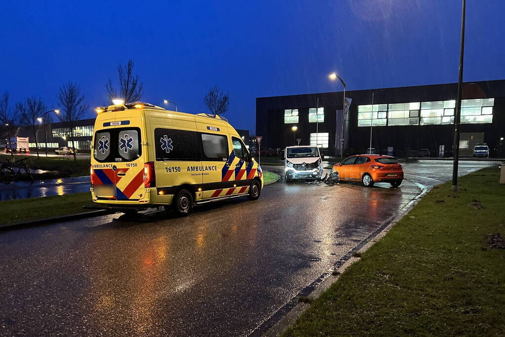 Bestuurder personenwagen gewond bij botsing