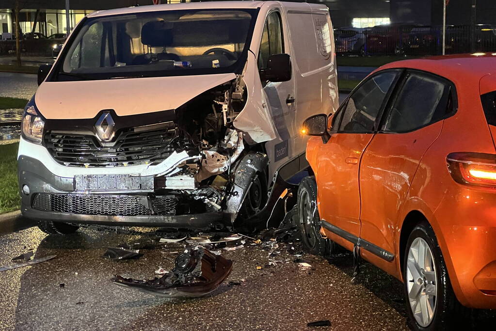 Bestuurder personenwagen gewond bij botsing