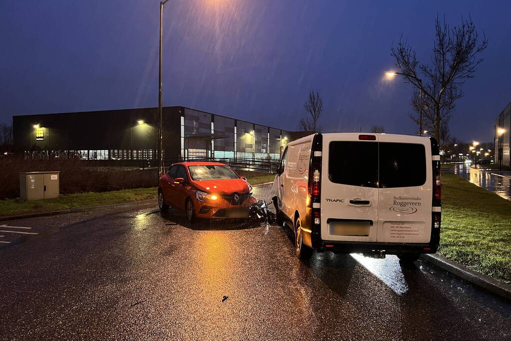 Bestuurder personenwagen gewond bij botsing