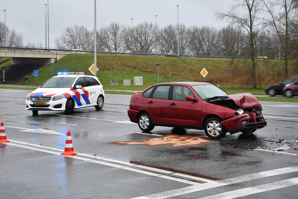 Auto klapt achterop wachtende automobilist bij verkeerslicht