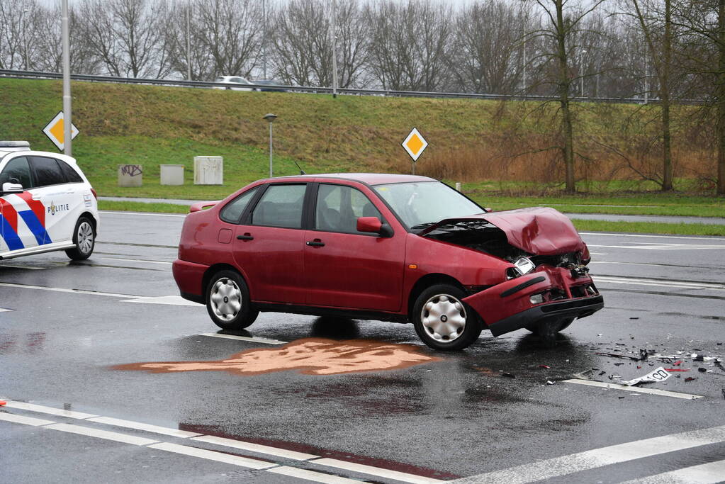 Auto klapt achterop wachtende automobilist bij verkeerslicht