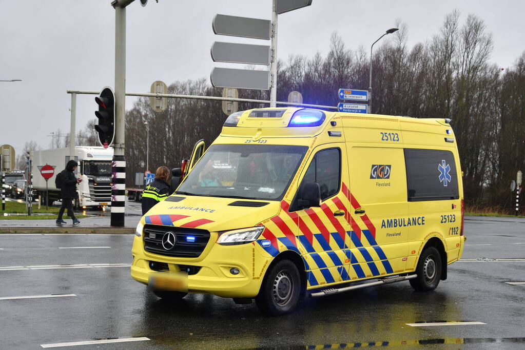 Auto klapt achterop wachtende automobilist bij verkeerslicht