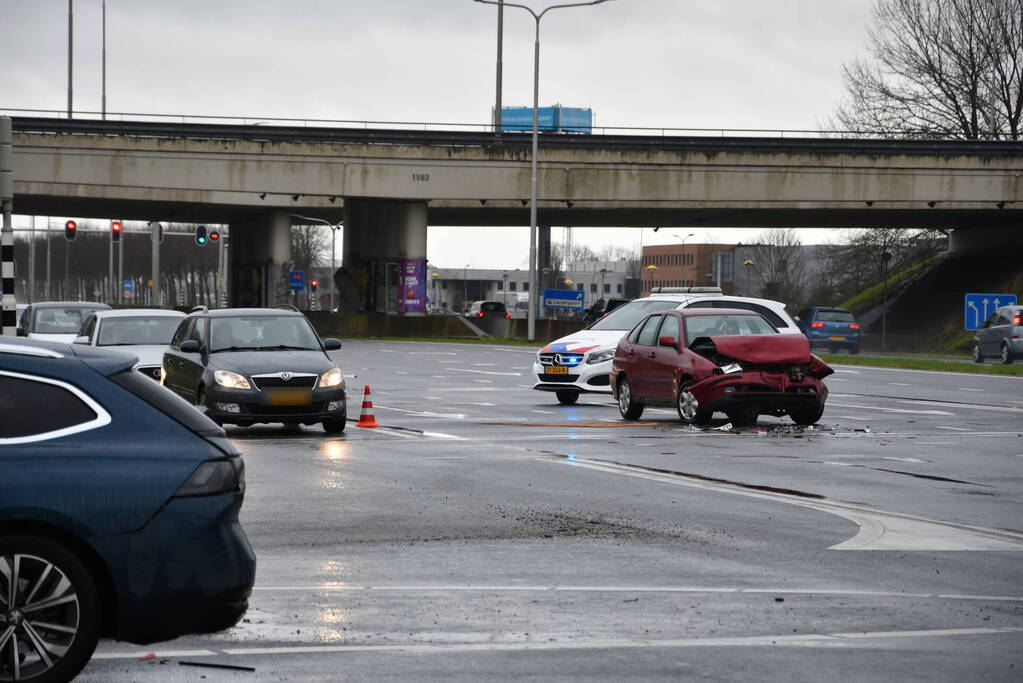 Auto klapt achterop wachtende automobilist bij verkeerslicht