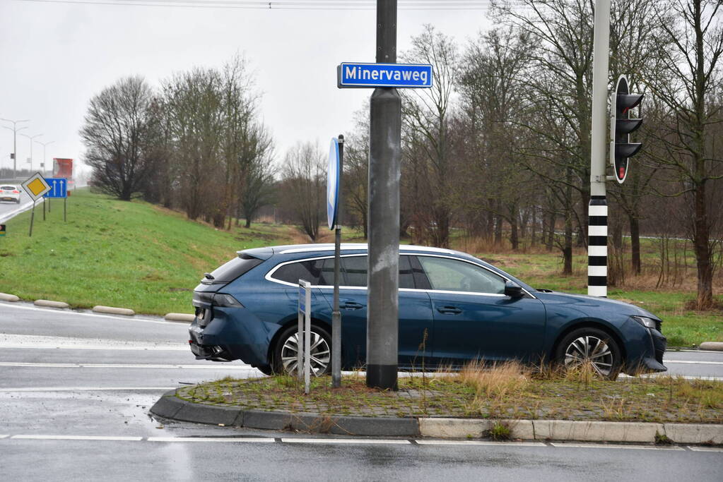 Auto klapt achterop wachtende automobilist bij verkeerslicht