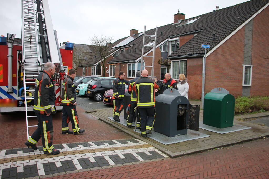 Brandweerlieden zoekt naar verloren autosleutel